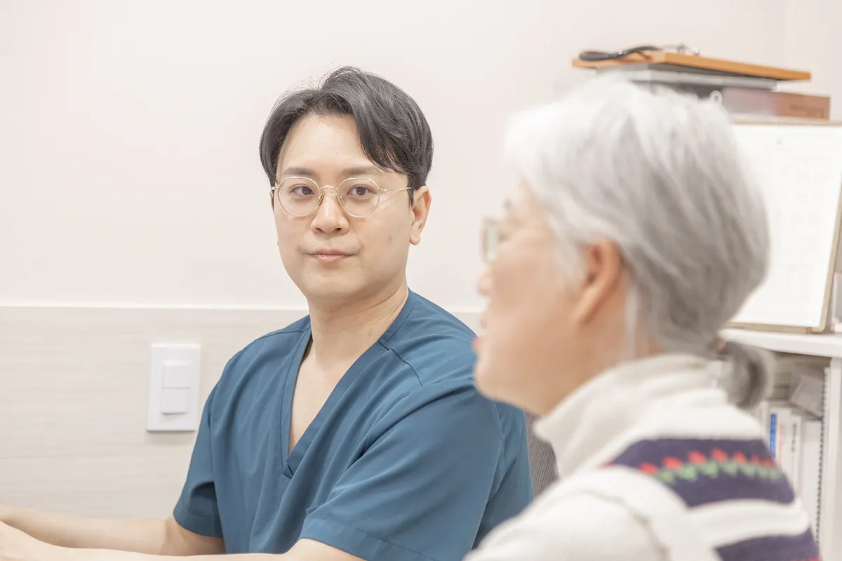 환자의 이야기를 듣는 원장