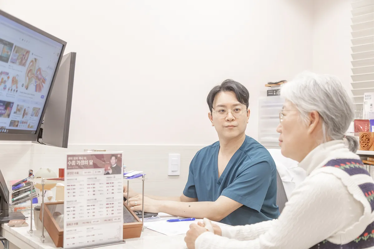 검사 결과를 설명하는 진료실